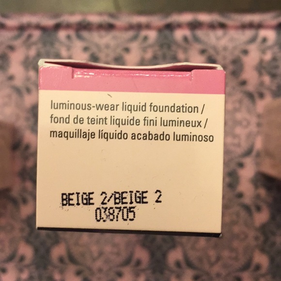 Mary Kay Luminous-Wear Liquid Foundation - Picture 3 of 8